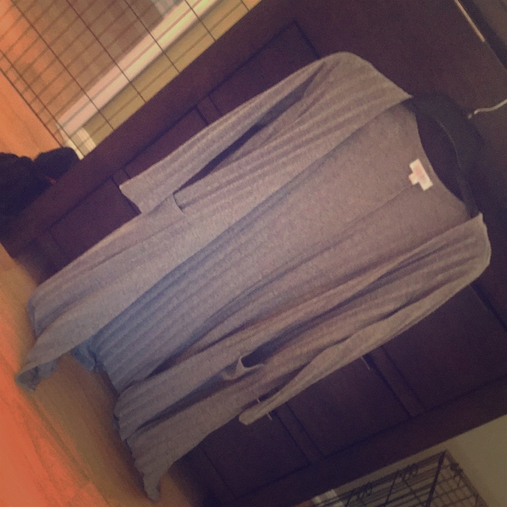 Long sleeve grey sweater.